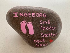 Ann og boernene maler på sten